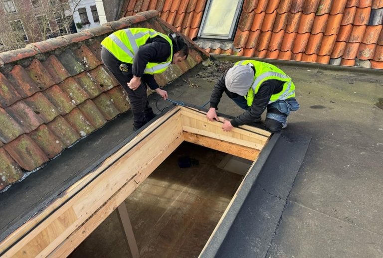 installation-oa-a-skylight-flat-roof (2)