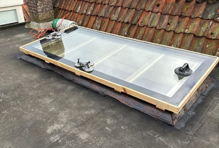 installation-oa-a-skylight-flat-roof (4)