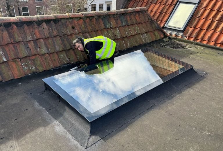 installation-oa-a-skylight-flat-roof (5)