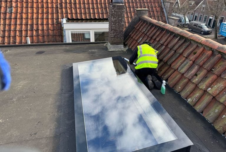 installation-oa-a-skylight-flat-roof
