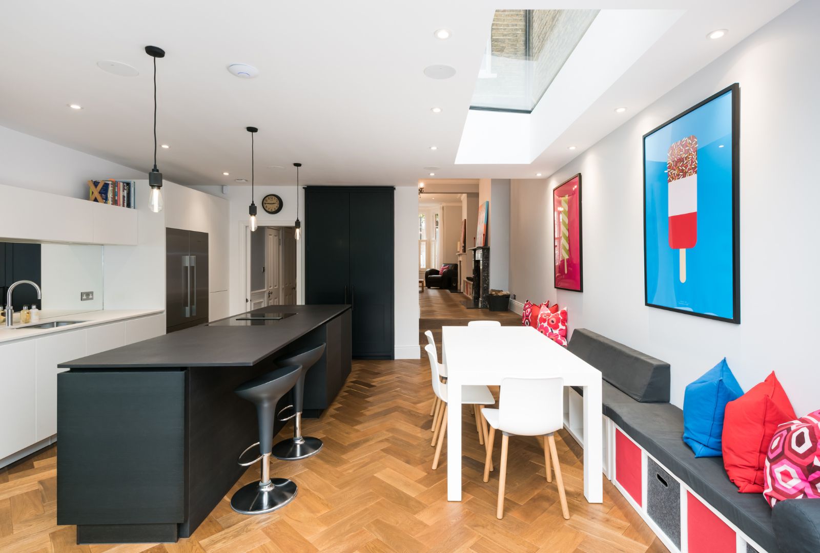 modern-english-kitchen-with-skylight-on-the-roof (1)