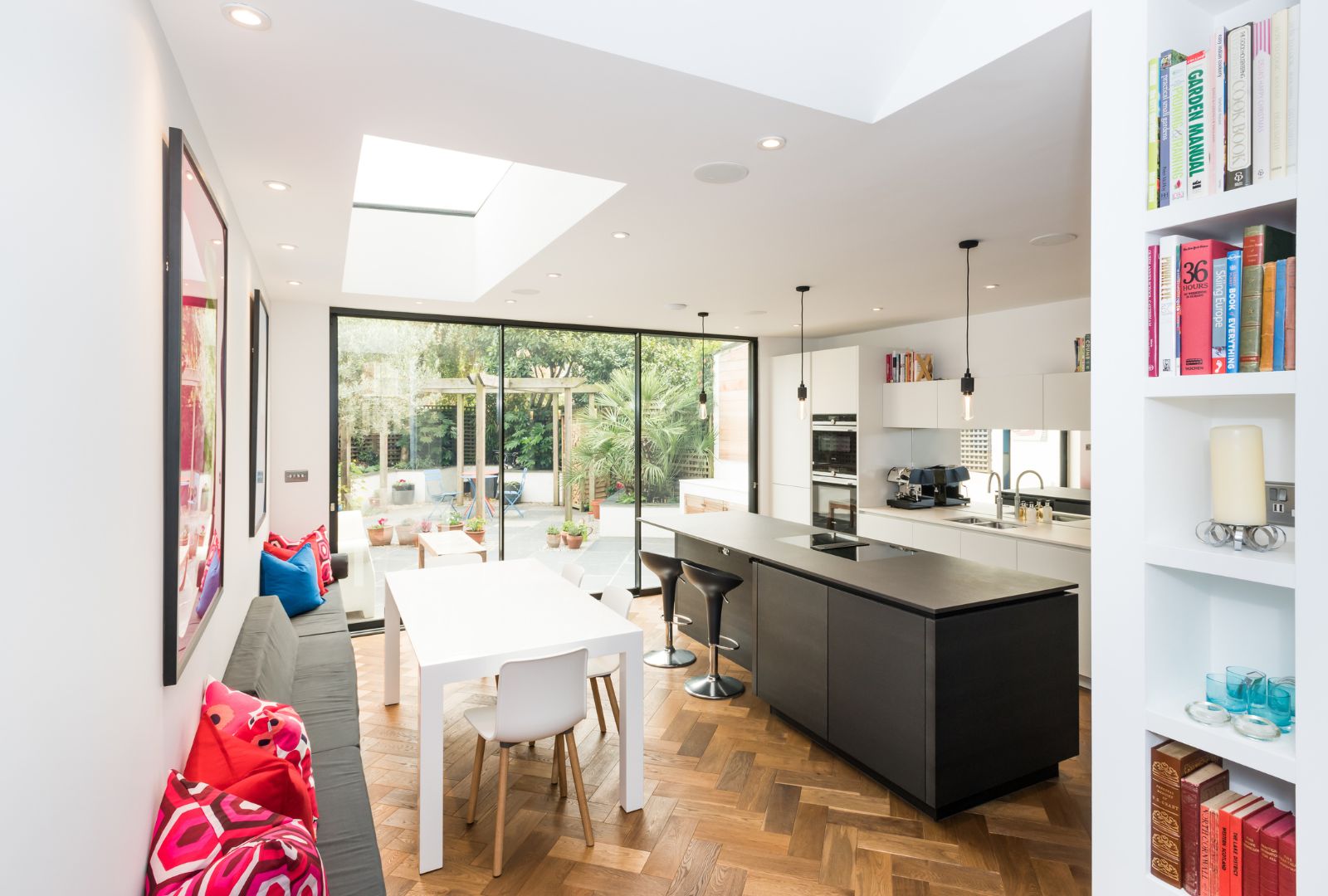 modern-english-kitchen-with-skylight-on-the-roof (2)
